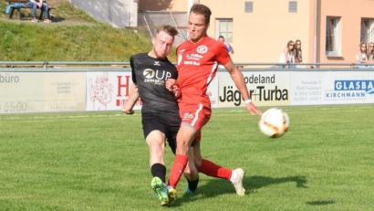 Bild: gb
Auch wenn Tirschenreuths Lukas Schön (links) hier zur Flanke gegen Orlando Gutmann kommt, zog der FC im Heimspiel gegen Regnitzlosau mit 1:2 den Kürzeren.