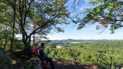 Bild: Carolin Thiersch Photography
Auf der Bucketlist des Amberg-Sulzbacher Lands findet sich auch der Aussichtspunkt "Am Himmel" in Hirschbach, der einen grandiosen Ausblick bietet.