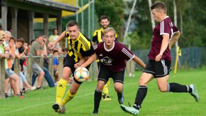 Bild: Hans Mark
Johannes Hösl (links) von SF Weidenthal flankt, doch der Ball findet keinen Abnehmer. Die Rötzer Spieler können nur zuschauen.