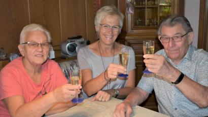 Bild: rgr
Albert Brändl feiert seinen 85. Geburtstag. Dazu gratulierten Ehefrau Lisa (von links) und zweite Bürgermeisterin Anita Stauber.