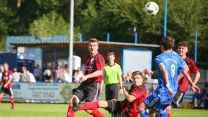 Bild: war
Chancen waren beim Derby SV Etzenricht gegen SC Luhe-Wildenau absolute Mangelware. Hier die einzige Gelegenheit der Gäste kurz nach der Pause. Geitner (Mitte) versucht einen Seitfallzieher, wird dabei von den SClern Zawal (links) und Bartosch (rechts) flankiert, Etzenrichts Kapitän Koppmann kommt einen Moment zu spät.