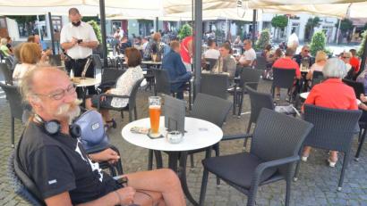 Bild: Kunz
Bernhard Stangl genießt sein Weizenbier vor dem Alten Rathaus auch an diesem Spätsommersonntag.