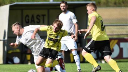 Bild: Büttner
Aufsteiger DJK Neustadt/WN feierte beim 3:2 in Mantel den ersten Erfolg dieser Saison. In dieser Szene ringen der Manteler Stefan Harrer (von links) und Bastian Forster um den Ball. Patrick Stubenvoll und Steffen Markl spekulieren ebenso auf einen Ballgewinn.