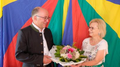 Bild: do
Zum 40-jährigen Dienstjubiläum gratulierte Bürgermeister Albert Nickl Kita-Leiterin Waltraud Wagner