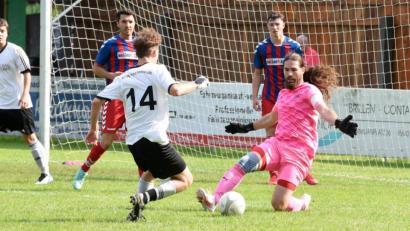 Bild: gb
Julian Nickl vom ATSV Tirschenreuth (Nummer 14) scheitert an Wunsiedels Torwart Dominik Krämer. Der Aufsteiger aus dem Stiftland kassierte am Sonntag eine ärgerliche 0:1-Niederlage.