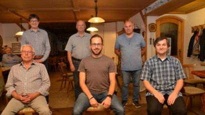 Bild: dob
Norbert Puff (sitzend, rechts) bleibt Spartenleiter beim Kegelclub "Rot-Weiß". Günter Lugert (sitzend, links) und Johannes Sier (sitzend, Mitte), der zugleich Sportwart ist, wurden für ihre langjährige Treue ausgezeichnet. SpVgg-Chef Uli Münchmeier (hinten, links) würde gerne die Werbetrommel für den Kegelclub rühren.