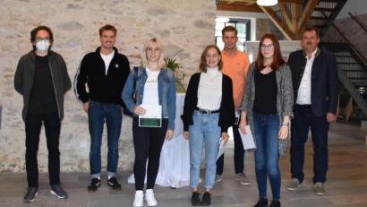 Bild: Stadt Schönsee/exb
Die Abiturienten aus der Stadt Schönsee sagten bei einem Empfang Bürgermeister Reinhard Kreuzer (links) frei von der Leber weg, was sie gut und was sie schlecht in Schönsee finden.