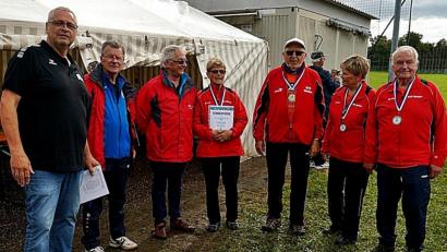 Bild: R. Kreuzer
Das Weidener Team mit (von links) Abteilungsleiter im BVS Bayern Günther Herbolsheimer, Bezirkssportwart Josef Pohl, stellvertretendem Bezirksvorsitzenden Dieter Menzel, Gertrude Stock, Karl Voit, Barbara Engmann und Hans Stock.