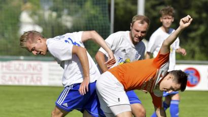 Bild: Hubert Ziegler
Wo ist der Ball? Martin Aures (links) vom TUS Kastl und der Torschütze des Rosenberger Siegtreffers, Philipp Witzel (rechts) haben in dieser Szene doch den Überblick behalten, Maximilian Glöckner vom TUS Kastl (hinten) braucht nicht mehr einzugreifen. 


Bild: Hubert Ziegler