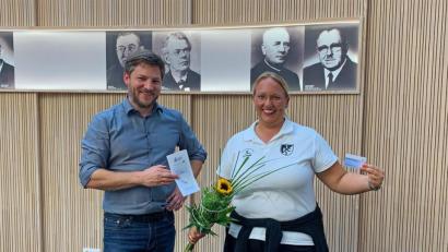 Bild: Tobias Reitmeier/exb
Bürgermeister Peter Neumeier und Kerstin Mauderer bei der Übergabe der Ehrenamtskarte.
