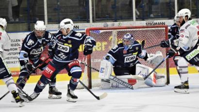 Bild: Büttner
Die Blue Devils (blaue Trikots) bezwangen am Sonntag die Hannover Indians mit 4:0.