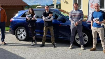 Bild: Richard Eisendraut/exb
Im Zeichen der Elektromobilität stand das Golfturnier „Motor Nützel & Friends“. Im Bild (von links) Günter Zintl, Christina Höfer, Falk Schüler, Noah Wild und Ross Vandercreek.