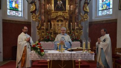 Bild: swo
Prälat Josef Kreiml (mitte) zelebrierte zusammen mit Pfarrer Martin Schöpf (links) und Pfarrvikar Christian Preitschaft (rechts) den Eröffnungsgottesdienst zur Mausbergfestwoche und hielt die Festpredigt.