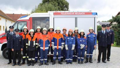 Bild: Feuerwehr Neusath/exb
Die beiden Ausbilder Reinhard Herrmann (Zweiter von links) und Josef Irlbacher (Zweiter von rechts) sowie die beiden Schiedsrichter Helmut Schatz (rechts) und Andreas Ringlstetter (links) gratulierten den erfolgreichen Teilnehmern.