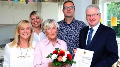 Bild: njn
Zum 90. Geburtstag von Angela Schiemann (Dritte von links) gratulierte Bürgermeister Johannes Reger (rechts). Mit auf dem Bild sind die Kinder der Jubilarin, Sieglinde Metz (links) und Dietmar Schiemann (Zweiter von rechts) mit Freundin Diana Arnold (Zweite von links).