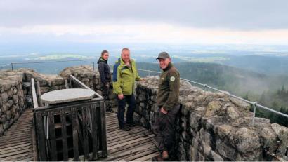 Bild: bsc
Beeindruckt von der Fernsicht auf der Burgruine Weißenstein war der Qualitäts-Scout des Verbandes Deutscher Naturparke, Jan Lippke, bei einer Exkursion mit den Rangern Marie Wittmann (links) und Jonas Ständer (rechts).
