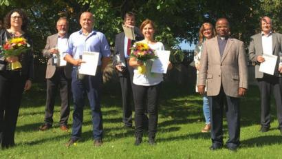 Bild: gri
Die Geehrten des Wutschdorfer Kirchenchores mit Pfarrer Moses Gudapati (Dritter von rechts), der Sprecherin des Pfarrgemeinderates, Johanna Köbler (Vierte von rechts), und Chorleiter Vinzenz Doering (Zweiter von links).