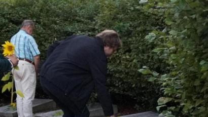 Bild: wel
Mit der Niederlegung von Blumen an den Gedenksteinen wurde der Opfer des Todesmarsches Flossenbürg-Dachau gedacht. 
﻿