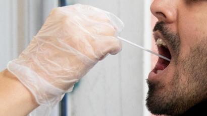 Symbolbild: Kay Nietfeld/dpa
Im Landkreis Tirschenreuth gab es am Montag keinen positiven Coronatest.