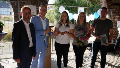 Bild: hmr
Stellvertretender Landrat Dr. Alfred Scheidler, Bürgermeister Bernd Sommer, Andrea Wurm, Vorsitzende des Waldsassener Jugendstadtrats, sowie Katja Bloßfeldt und Andreas Koch, die Jugendbeauftragten der Stadt Waldsassen, (von links) bei der symbolischen Schlüsselübergabe für den neuen Jugendtreff im ehemaligen Bahnhofsgebäude.