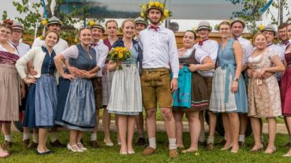 Bild: Christian Birner/exb
Die neun Kirwapaare stehen im Mittelpunkt beim Köferinger Biergartenfest. Mit dabei das neue Oberkirwapaar: Louisa Gmeiner und Benedikt Feldbauer (Mitte, mit Blumen).