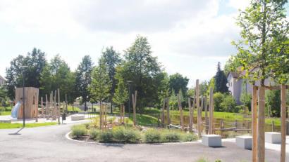 Bild: ws
Die Öffnung des Mühlbachparks wird sehnsüchtig erwartet. Gerade die aufwendig angelegten Spielplätze machen die Kinder neugierig. Aber auch ansonsten kann sich das Areal, das für rund 3 Millionen Euro aufgewertet wurde, sehen lassen. Sitzbereiche mit Pergola und verschiedene Erlebnisabschnitte bieten vielfältige Erholungsmöglichkeiten. Auffällig sind auch die Neuanlage des Mühlbachbetts sowie eines kleinen Teichabschnitts und die Stufenanlage im vorderen Abschnitt. Doch bis der Mühlbachpark offiziell besucht werden kann, wird es noch etwas dauern. Aktuell werden letzte Restarbeiten vorgenommen, dann folgt die Abnahme – und in Kürze die Eröffnung.