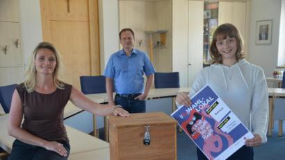 Bild: ak
In Speichersdorf können sich Kinder und Jugendliche erstmals an der U18-Wahl beteiligen. Jugendbeauftragte Ursula Hörath, Bürgermeister Christian Porsch und Auszubildende Leonie Bock bitten zur Wahlurne.