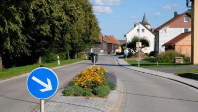 Bild: do
Ein Fahrbahnteiler wie in der NEW 43 in Tremmersdorf ist für den Marktgemeinderat auch in Thurndorf eine Option. Nach einem Kostenträger wird noch geforscht