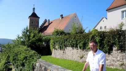 Bild: Gerhard Götz
Raphael Haubelt blickt nach drüben. Er hat viel zu erzählen, was sich inner- und außerhalb der Stadtmauern abgespielt hat. Im Hhintergrund der Dechanthof mit dem Dechantturm