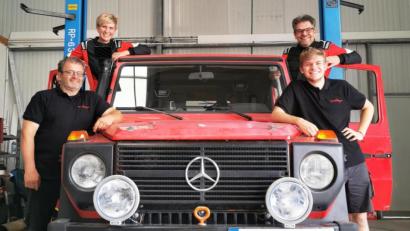 Bild: Ruppert
Dieses Quartett will im Januar 2022 die Dakar Classic meistern: Christian und Ursula Ruppert als Fahrer und Beifahrerin (hinten) sowie Sohn Matias (vorne rechts) und Rudi Weich, die als Mechaniker an Bord sind.