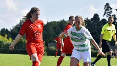 Bild: Hubert Ziegler
Emily Schneller vom TSV Theuern (links) spielt den Ball vor ihrer Fürther Gegenspielerin Luisa Wölfel, im Hintergrund beobachtet Anna Vogl den Zweikampf.