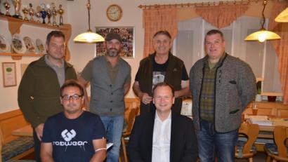 Bild: ak
Die Jagdpächter der Jagdgenossenschaft Haidennaab/Göppmannsbühl: Erster Vorsitzender Andreas Bayer (sitzend, links) sowie (stehend, von links) Volker Günthner, Wolfgang Veigl junior, Wolfgang Veigl senior und Günter Veigl. Bürgermeister Christian Porsch (sitzend, rechts) dankte für die gute Zusammenarbeit.