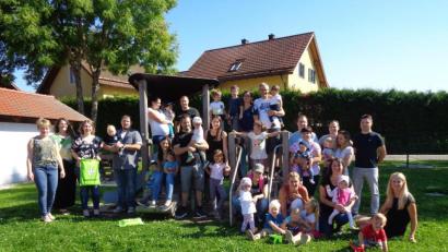 Bild: amö
Bürgermeisterin Sonja Meier und Familienbeauftragte Andrea Kunschir begrüßten die jungen Familien am Mehrgenerationenspielplatz in Schneeberg.