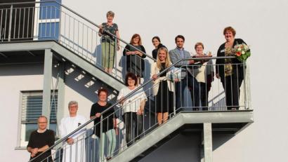 Bild: Kliniken Nordoberpfalz/Michael Reindl/exb
Kolleginnen und Kollegen der Kliniken Nordoberpfalz verabschiedeten die langjährige Chefärztin und Ärztliche Direktorin der Region Nord/West, Elisabeth Eißner (rechts).