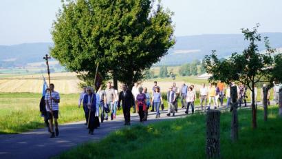 Bild: fvo
Von der der Pfarrkirche in Waldthurn führt Diakon Janusz Szubartowicz die Pilger zum Fahrenberg.