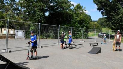 Bild: sche
Bürgermeister Alwin Märkl und der gemeindliche Jugendbeauftragte Christian Drexler (hinten von rechts) geben den Startschuss für die Nutzung einer mobilen Skateranlage auf dem Parkplatz beim Bienenhof.