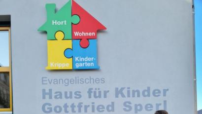 Bild: dob
Vor dem bunten Puzzle-Logo des Evangelischen Haus für Kinder Gottfried Sperl präsentierte sich das neue Leitungsteam Anke Mittelmeier (Zweite von links), die gleichzeitig ihr 30-jähriges Jubiläum in der Einrichtung feierte, mit Karina Aschka (links) als Stellvertreterin. 25 Jahre Zugehörigkeit sind es bei Edith Gierling (Zweite von rechts). Uli Münchmeier (rechts) gratulierte im Namen der gesamten Kirchengemeinde zu den Jubiläen und den Neuen für das verantwortungsvolle Amt.
