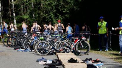 Bild: Jander/privat
Die Räder schnell abgestellt und ab auf die Laufstrecke. Beim Weidener Triathlon waren jede Menge Athleten am Start.