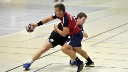 Archivbild: Hubert Ziegler
Fast zehn Jahre lang trug Jiri Smolik (am Ball) das Trikot des HC Sulzbach und prägte dabei die erfolgreichste Zeit des Vereins maßgebend mit.