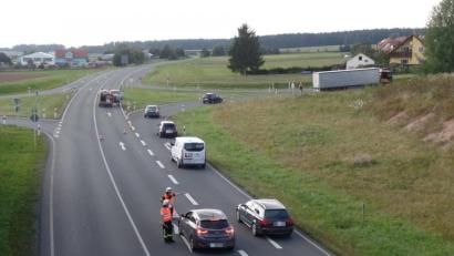 Bild: br
Wegen der Vollsperrung durch einen Unfall auf der B22 zwischen Speichersdorf und Seybothenreuth am Montagnachmittag wurde der Verkehr von Kemnath kommend an der Anschlussstelle „Speichersdorf – West“ umgeleitet. Die Verkehrsregelung hatte die Feuerwehr Kirchenlaibach übernommen.