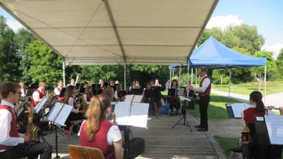 Bild: jzk
Als guter Kapellmeister, geschickter Motivator und kundiger Moderator erwies sich Dirigent Jürgen Kratochvill beim Konzert der Jugendbergmannskapelle Pegnitz auf der Kemnather Seebühne.
