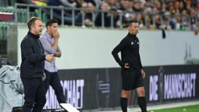 Bild: Sven Hoppe/dpa
Bundestrainer Hansi Flick (links) war mit der Darbietung in Liechtenstein trotz des 2:0-Sieg unzufrieden.