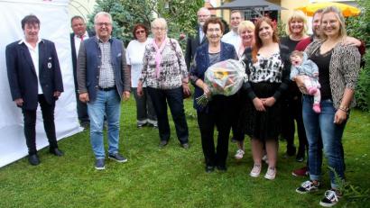 Bild: wro
Die Familie und zahlreiche Freunde ließen Jutta Wege (Siebte von links) an ihrem Ehrentag hochleben. Im Namen der evangelisch-lutherischen Kirchengemeinde gratulierte Pfarrer Martin Schlenk (Sechster von links). Die Glückwünsche der Marktgemeinde Wiesau überbrachte Bürgermeister Toni Dutz (Dritter von links).