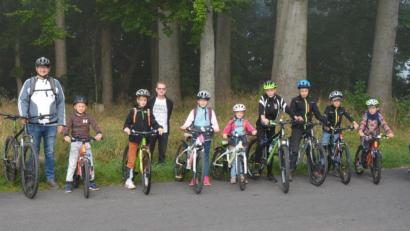Bild: jr
Acht Kinder beteiligten sich an einer Fahrradtour ins Jagdrevier Raumberghof, die der SPD-Ortsverein Konnersreuth organisiert hatte. Mit dabei waren (von links) Sabrina und Markus Wenisch, Gerald Härtl (Fünfter von links) und Wolfgang Pötzl (rechts).