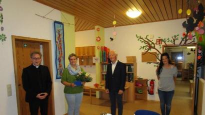 Bild: mma
Dekan Christian Schulz (von links) gratuliert Maria Kontny zum 25-jährigen Betriebsjubiläum. Mit ihr freuen sich Kirchenpfleger Georg Münch und Kindergartenleiterin Bettina Schön auch über die Beförderung.