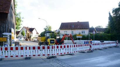 Bild: bey
Absperrung wie hier in der Hauptstraße mit der Abzweigung zur Kirchenstraße gehören in Pirk voraussichtlich noch bis Frühjahr 2022 zum Ortsbild. Hinter diesen Absperrungen sind die Baustellen zur Sanierung schadhafter Stellen im Kanalnetz.