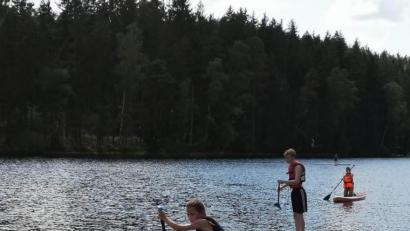 Bild: krb
Mit einiger Übung zeigten die Neustädter Jugendlichen auf den Boards am Gaisweiher sogar akrobatisches Stehvermögen.