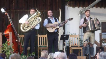 Bild: Hirsch
Das "Trio Schleudergang" mit Raimund Pauli, Roland Stetter und Florian Weinmann (von links) begeisterte die Besucher beim Konzert auf dem Mulzer-Hof in Naabsiegenhofen.