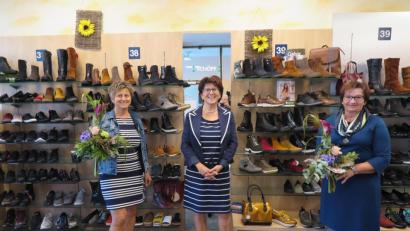 Bild: jzk
Ulrike Scherm (Bildmitte) gratulierte Gabi Reichenberger (links) zum 40-jährigen und Annette Wöhrl (rechts) zum 20-jährigen Jubiläum.