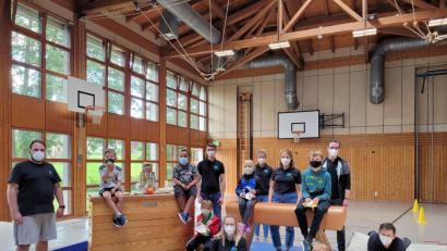 Bild: bsc
Viel Spaß bereitete den Kindern ein Fünfkampf in der Steinwaldhalle. Im Rahmen des Ferienprogramms hatte die Junge Union dazu eingeladen. Maximilian Heindl (hinten, Mitte) dankte am Ende seinen Helfern und zeichnete die Gewinner mit kleinen Preisen aus.